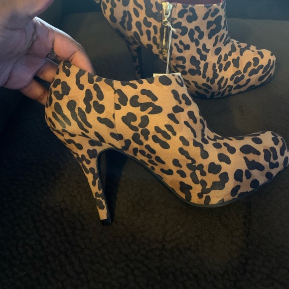 Gorgeous Leopard Heels - Picture 3 of 3